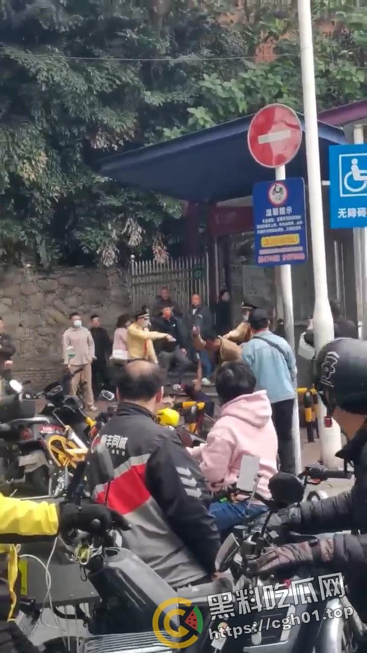 广州西村地铁站门口 男子疑似感情问题提刀狂砍另一人 男子被砍得满脸是血也不离开 真男人就是干  第6张