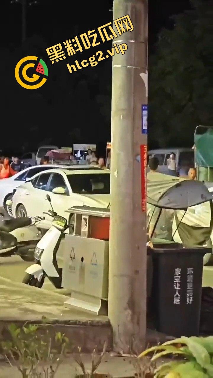 小伙抢包失败反被女子姐妹团一顿暴揍，这群女的真是够猛！  第4张