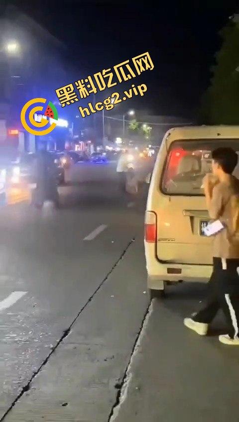 小伙抢包失败反被女子姐妹团一顿暴揍，这群女的真是够猛！  第6张