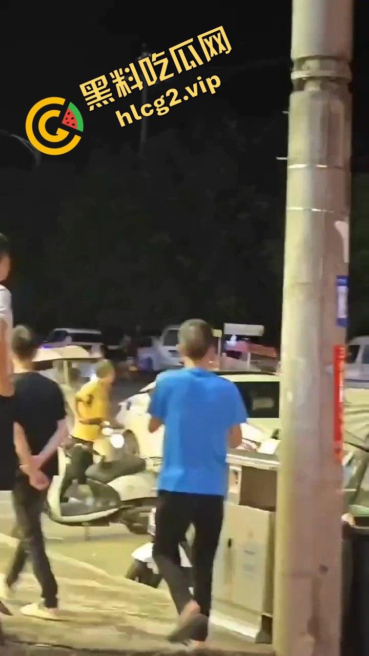 小伙抢包失败反被女子姐妹团一顿暴揍，这群女的真是够猛！  第9张