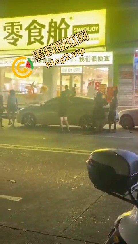 小伙抢包失败反被女子姐妹团一顿暴揍，这群女的真是够猛！  第10张