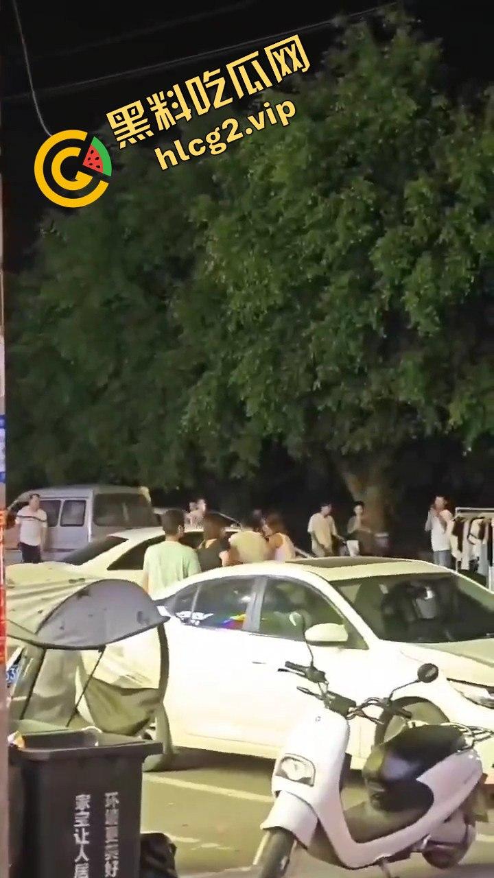 小伙抢包失败反被女子姐妹团一顿暴揍，这群女的真是够猛！  第11张