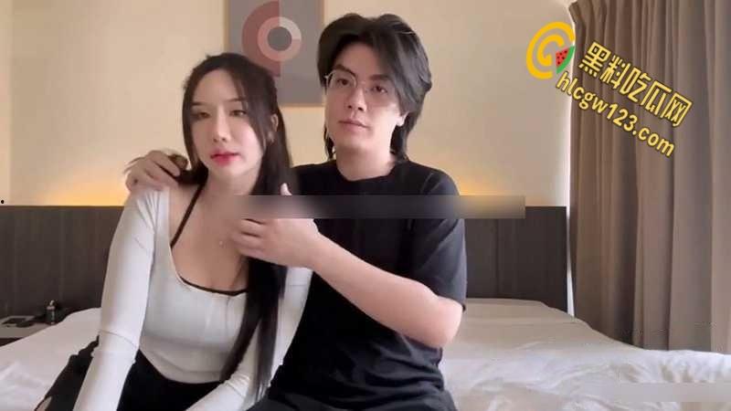 OnlyFans上情侣博主酒店啪啪自拍，女友口交技术一绝，一对车灯大奶十分亮眼  第1张