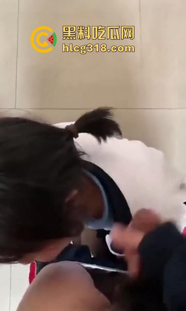 清纯反差高中学妹【李诗雨】跪地深喉肉棒眼神魅惑勾魂，微胖巨乳，极其淫乱母狗气质十足！  第4张