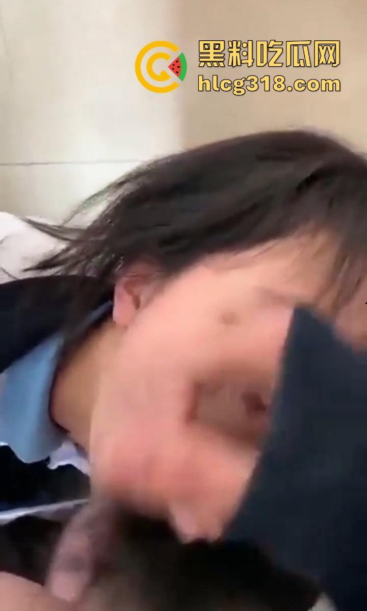 清纯反差高中学妹【李诗雨】跪地深喉肉棒眼神魅惑勾魂，微胖巨乳，极其淫乱母狗气质十足！  第5张