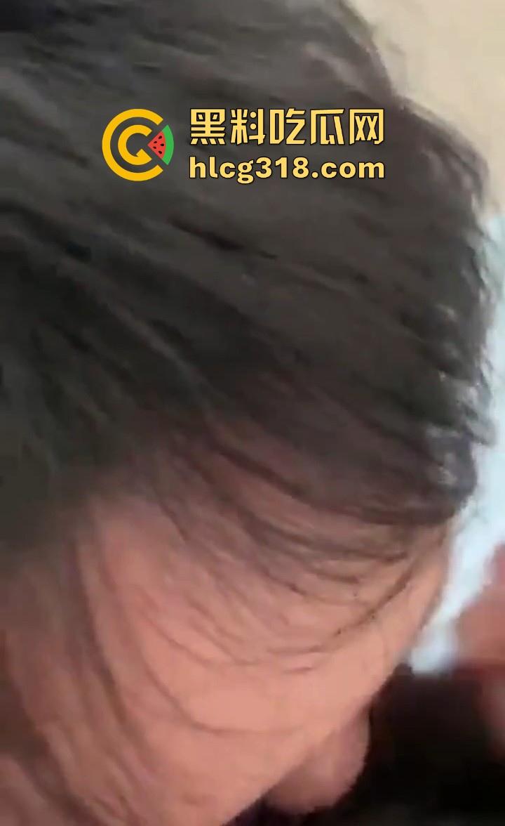 清纯反差高中学妹【李诗雨】跪地深喉肉棒眼神魅惑勾魂，微胖巨乳，极其淫乱母狗气质十足！  第6张