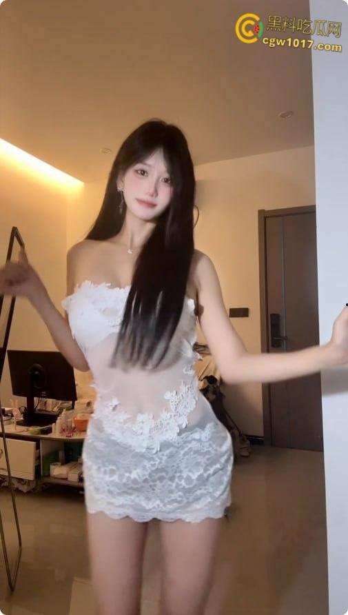 抖音御姐网红【什么思思】，金主定制福利视频，细腰翘臀完美身材，极品身材低胸装性感舞蹈，眼神拉丝诱惑十足！  第4张