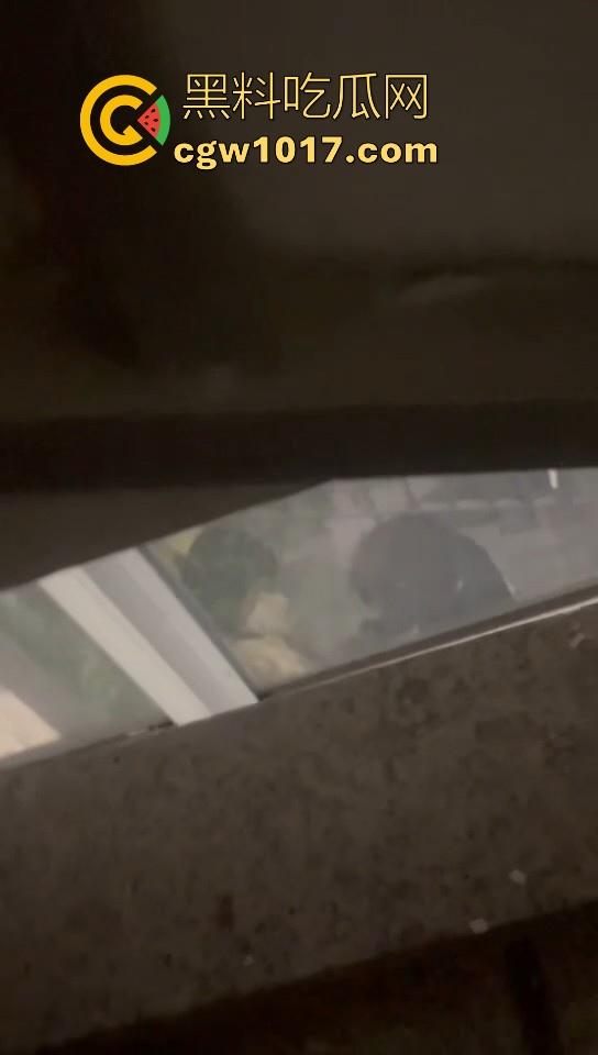 卫校不大创造神话！小情侣楼梯激情啪啪被偷拍！埋头苦干猛插女友，男女主被扒出，报告案发现场发现不明液体！  第5张