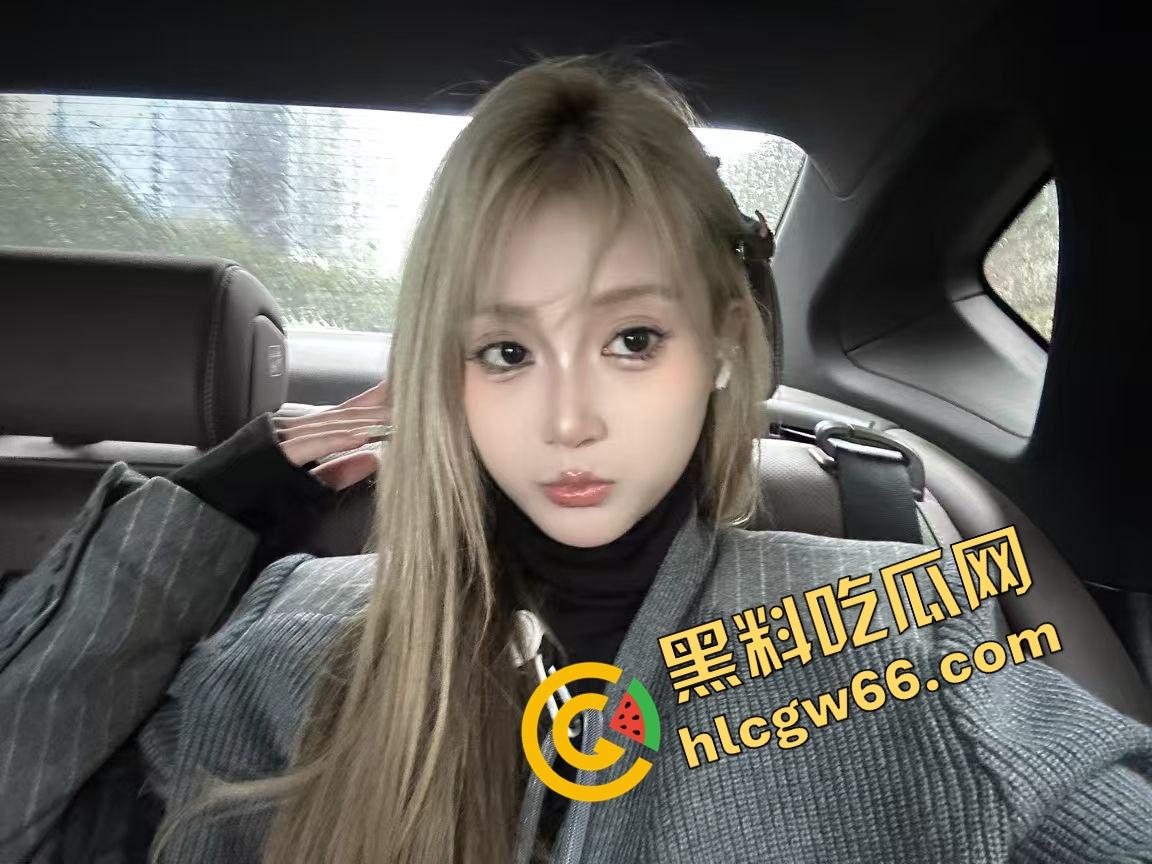 瓜友分享周六黑丝骚母狗副驾上车就让摸逼，黑丝真空淫叫连连，还没开到酒店鸡儿就硬得不行！  第1张