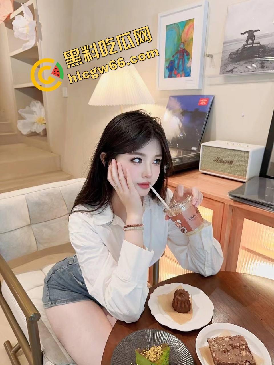 瓜友分享周六黑丝骚母狗副驾上车就让摸逼，黑丝真空淫叫连连，还没开到酒店鸡儿就硬得不行！  第3张