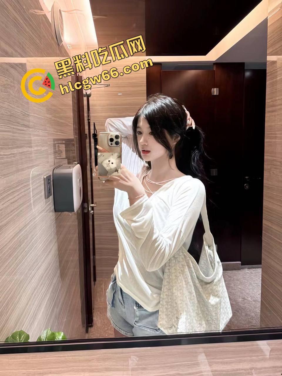 瓜友分享周六黑丝骚母狗副驾上车就让摸逼，黑丝真空淫叫连连，还没开到酒店鸡儿就硬得不行！  第10张