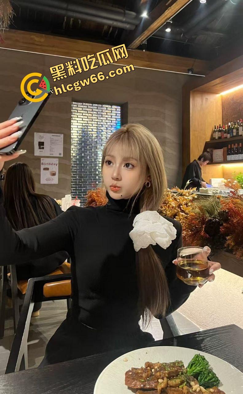 瓜友分享周六黑丝骚母狗副驾上车就让摸逼，黑丝真空淫叫连连，还没开到酒店鸡儿就硬得不行！  第11张