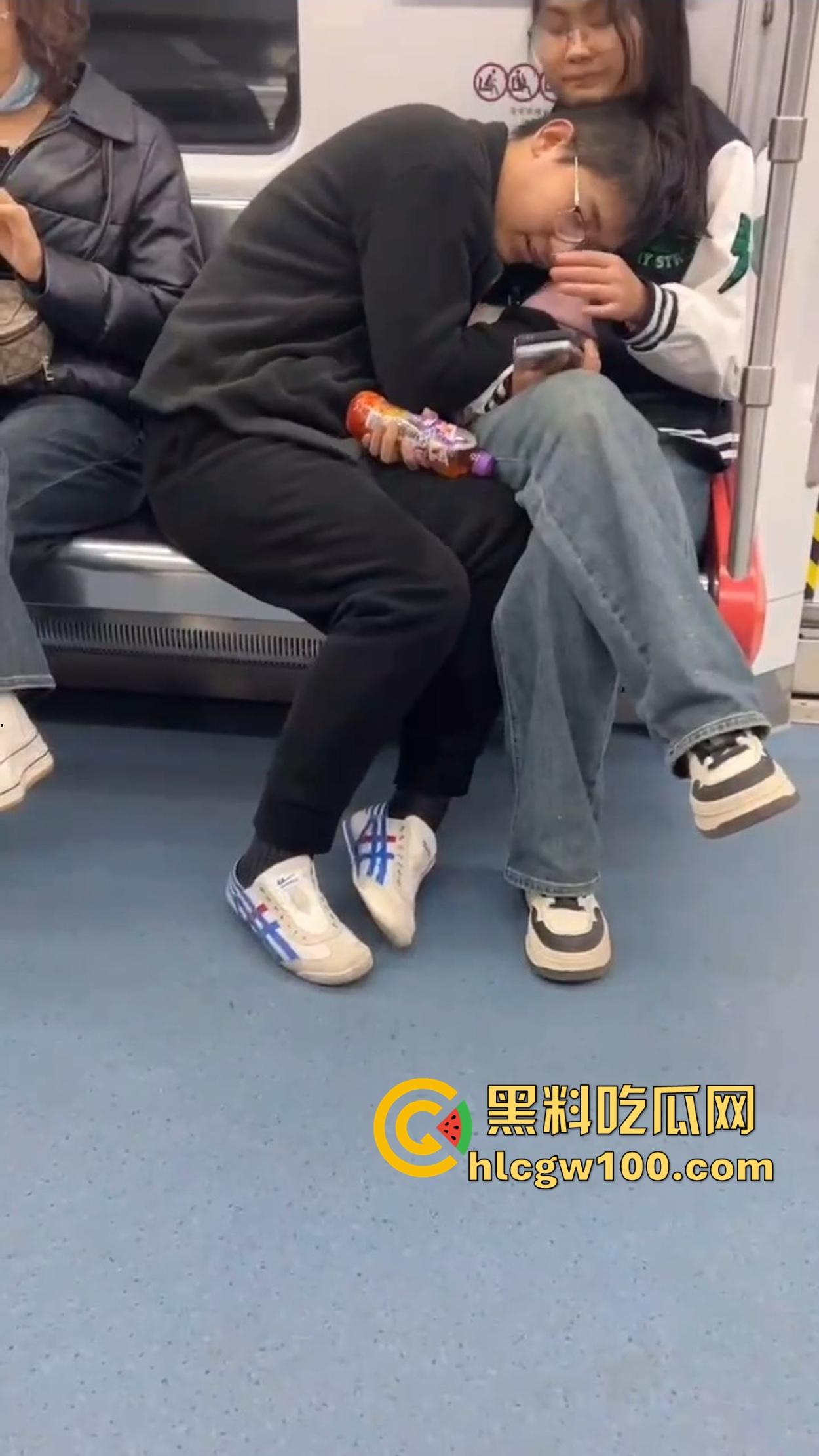 南京地铁上演活春宫，小情侣车厢摸奶上头，手伸进衣服揉得起劲，差点拖裤直接开干，你们是有多饥渴？  第1张