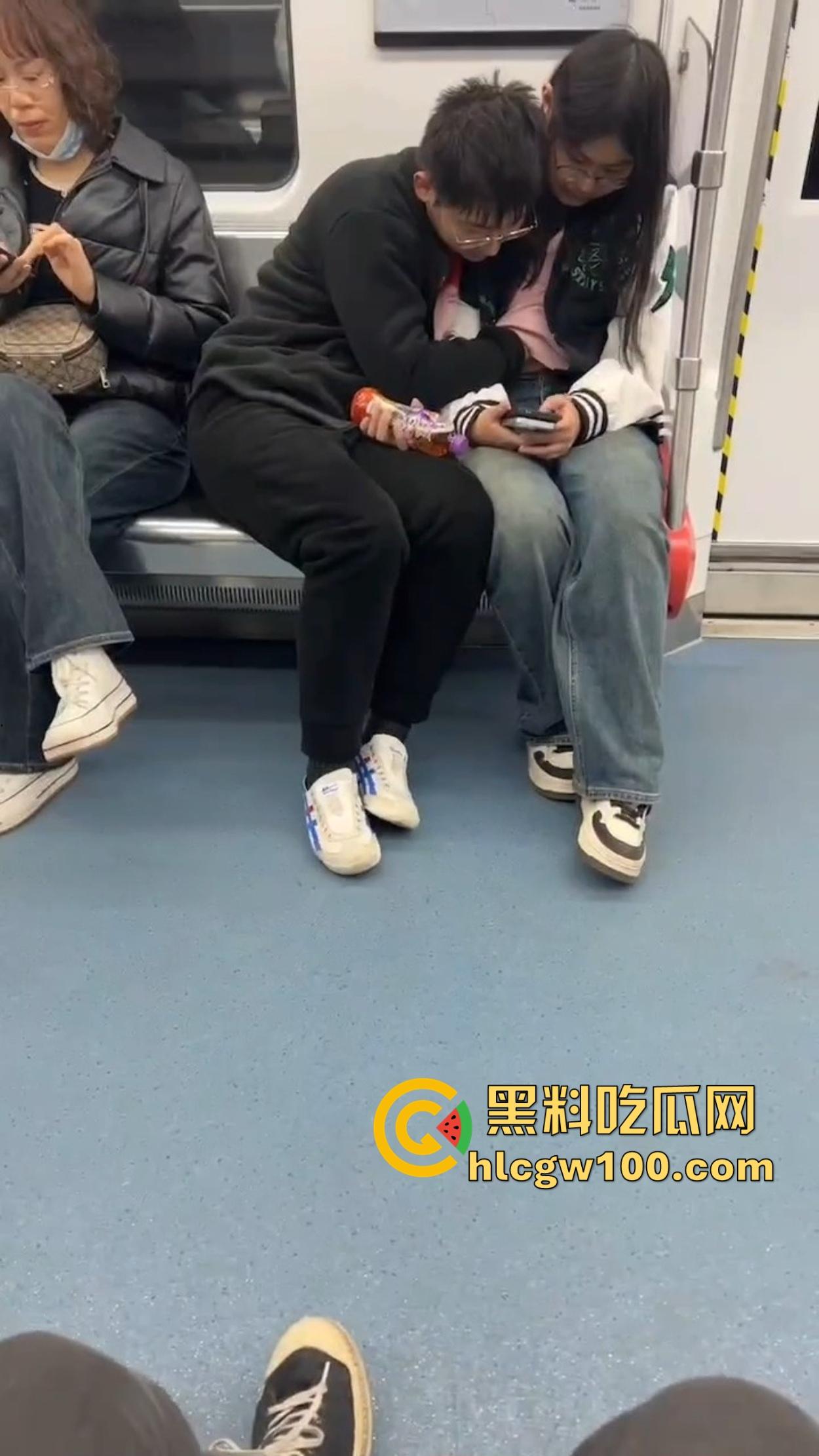 南京地铁上演活春宫，小情侣车厢摸奶上头，手伸进衣服揉得起劲，差点拖裤直接开干，你们是有多饥渴？  第3张