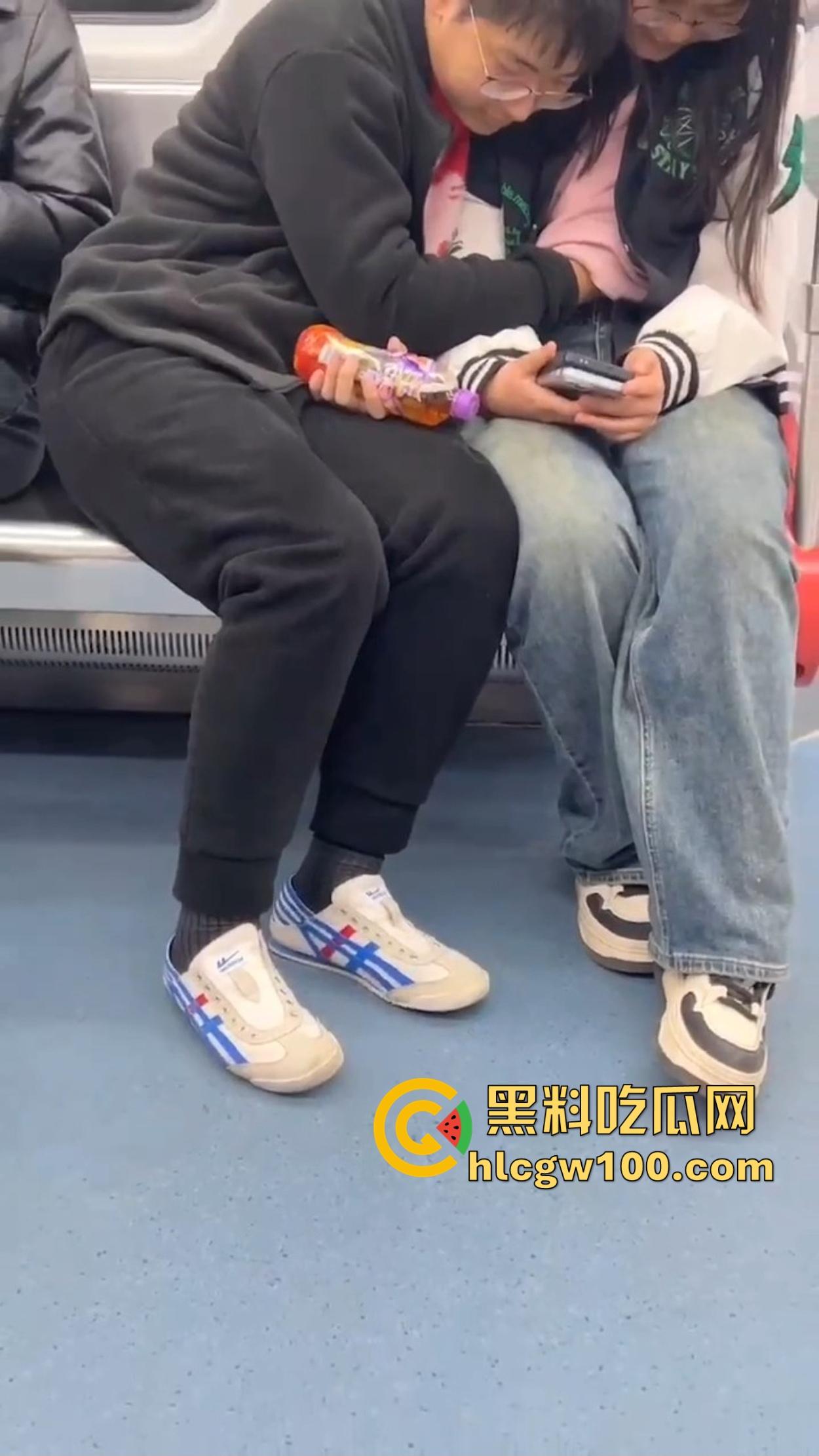 南京地铁上演活春宫，小情侣车厢摸奶上头，手伸进衣服揉得起劲，差点拖裤直接开干，你们是有多饥渴？  第4张