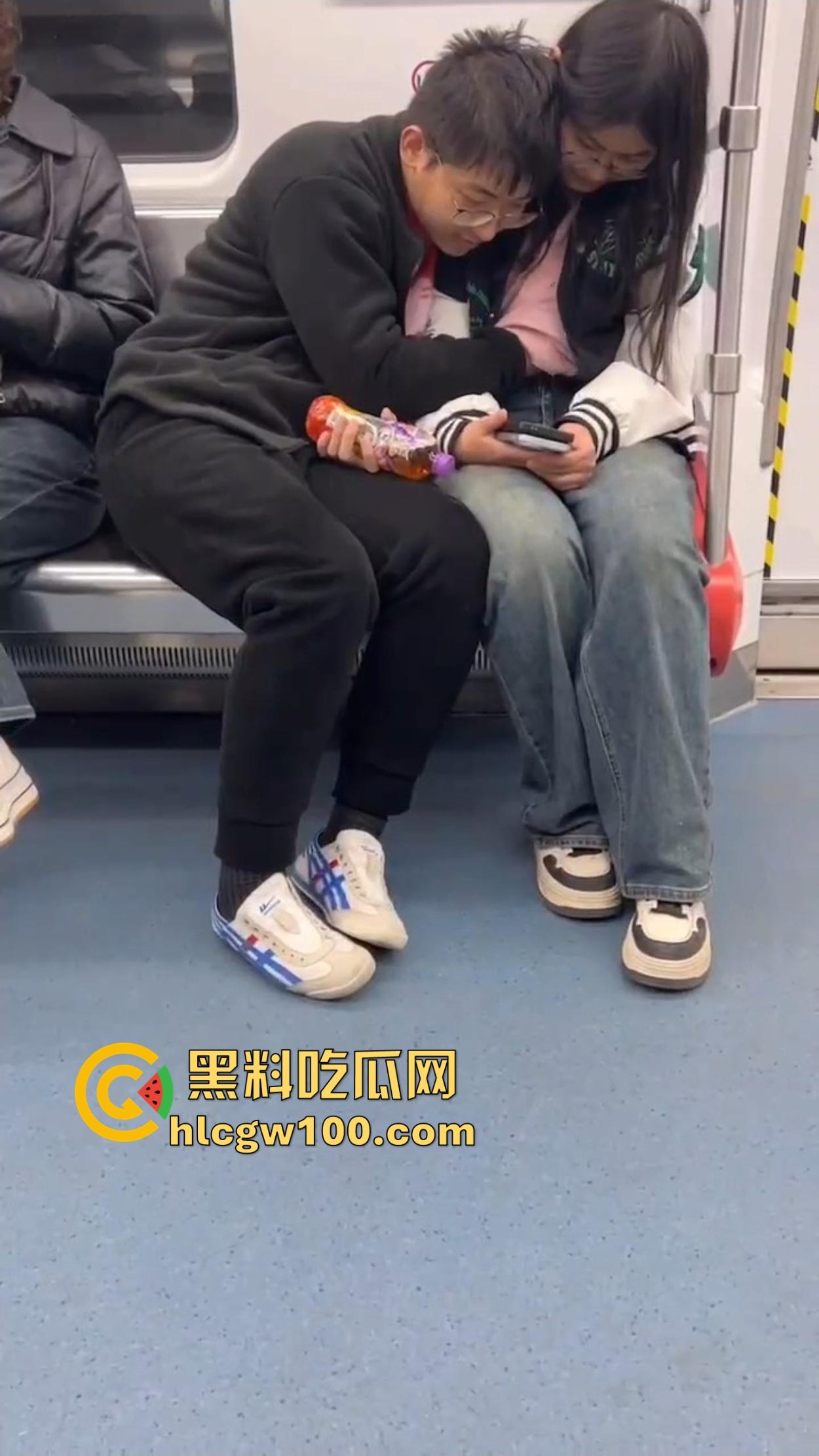 南京地铁上演活春宫，小情侣车厢摸奶上头，手伸进衣服揉得起劲，差点拖裤直接开干，你们是有多饥渴？  第5张