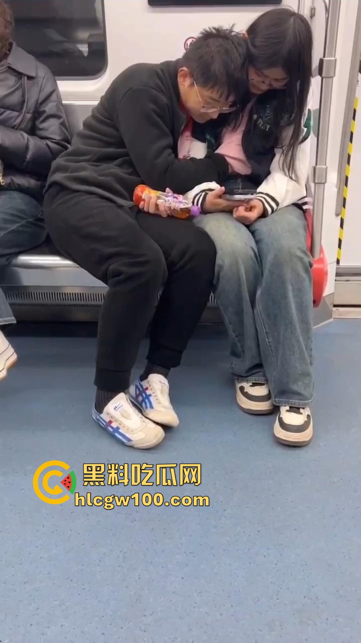 南京地铁上演活春宫，小情侣车厢摸奶上头，手伸进衣服揉得起劲，差点拖裤直接开干，你们是有多饥渴？  第6张