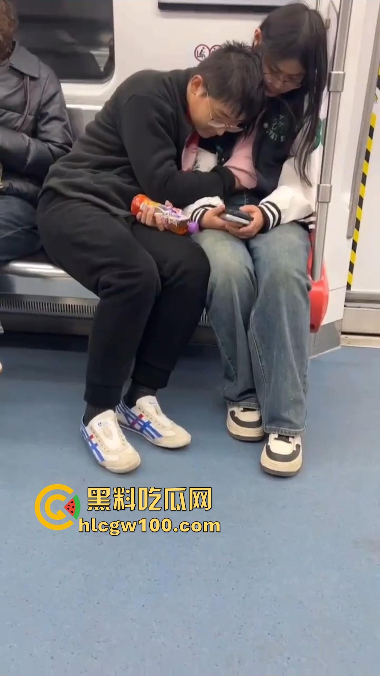 南京地铁上演活春宫，小情侣车厢摸奶上头，手伸进衣服揉得起劲，差点拖裤直接开干，你们是有多饥渴？  第7张