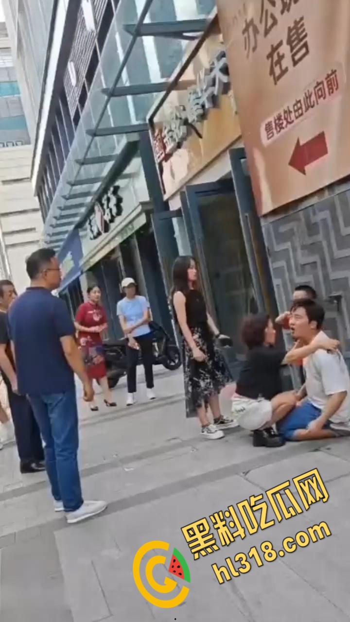 钱多不如鸡巴大！男子控诉老婆出轨，自己月入两万块，打两份工都管不住老婆被戴绿帽！  第1张