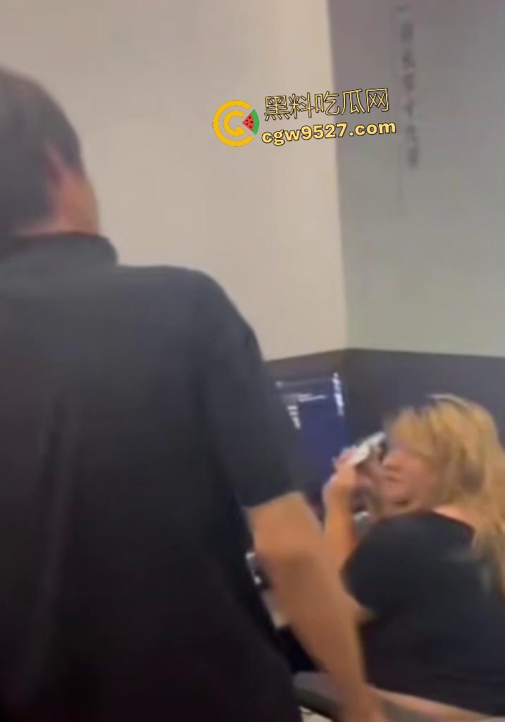 【锦一】网恋奔现见猪头？现场开骂这么肥还骗钱，说180斤都算保守了，立马打110来现场抓骗子！  第6张