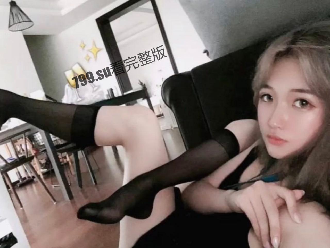 00 后金发美少女玩交友 APP 约出来喝酒灌醉拖回出租房肆意玩  第4张