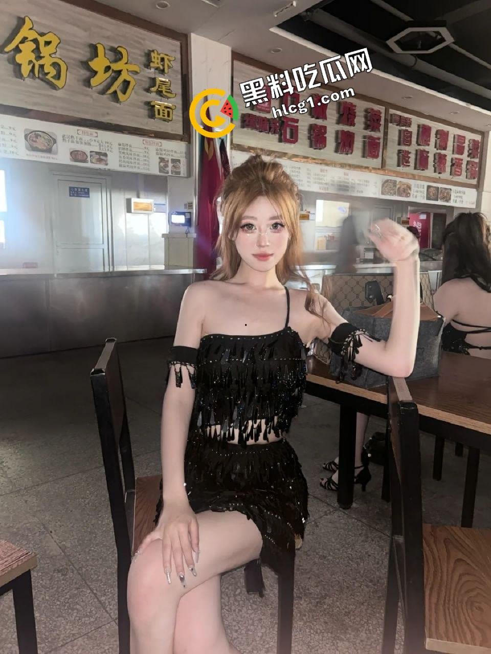 山西工商学院第二十七届校园文化艺术节交谊舞露奶事件 这奶子真想上台啃一口  第1张