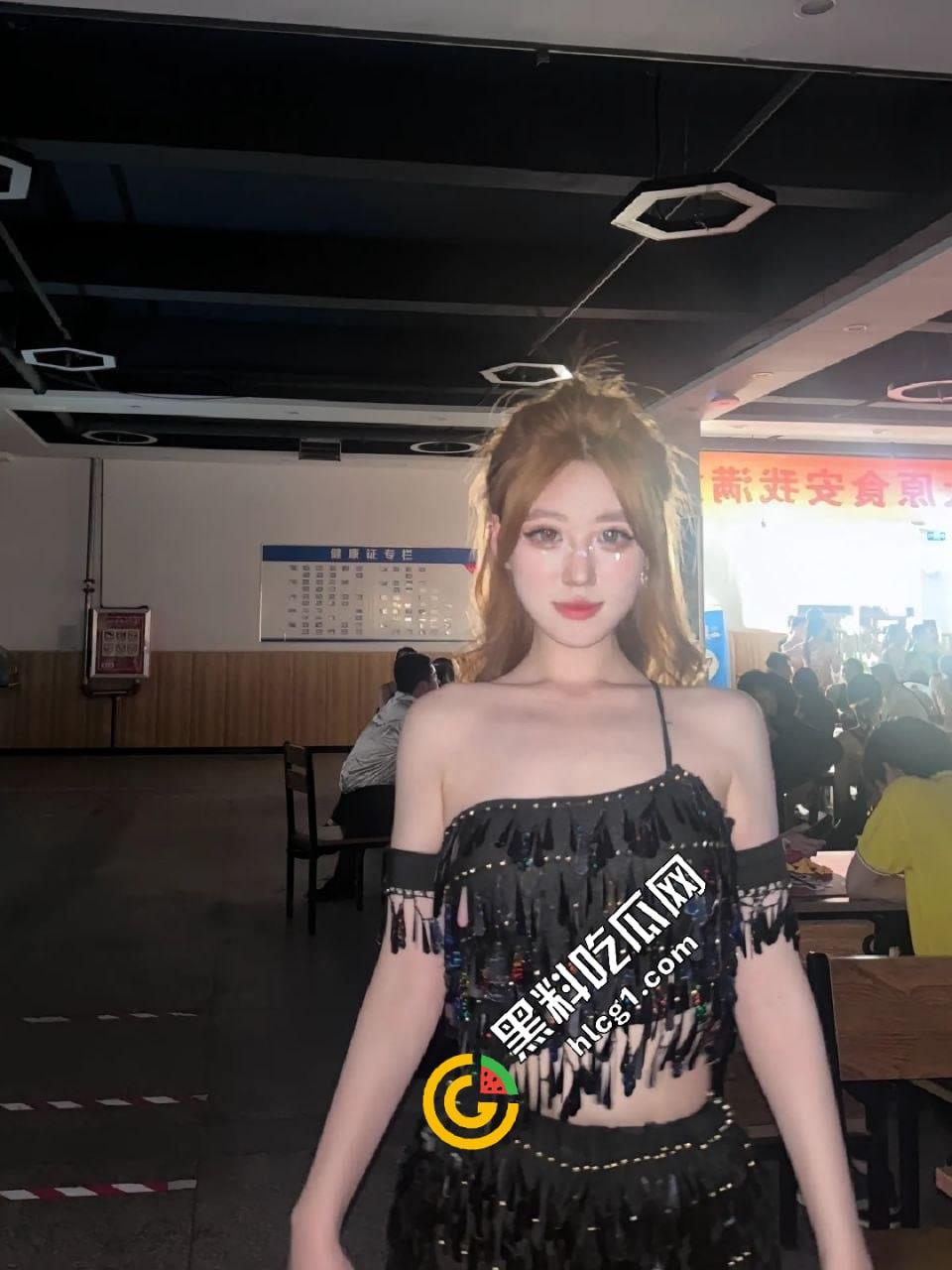 山西工商学院第二十七届校园文化艺术节交谊舞露奶事件 这奶子真想上台啃一口  第2张