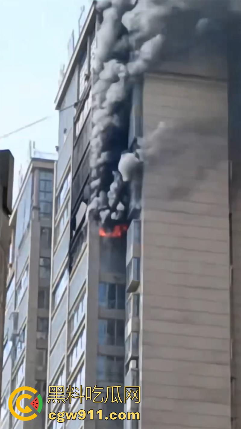 贵州铜仁松桃县特大火情，外滩小区三号楼烈火喷出，网传因家电起火导致，现场浓烟滚滚太可怕了！  第1张