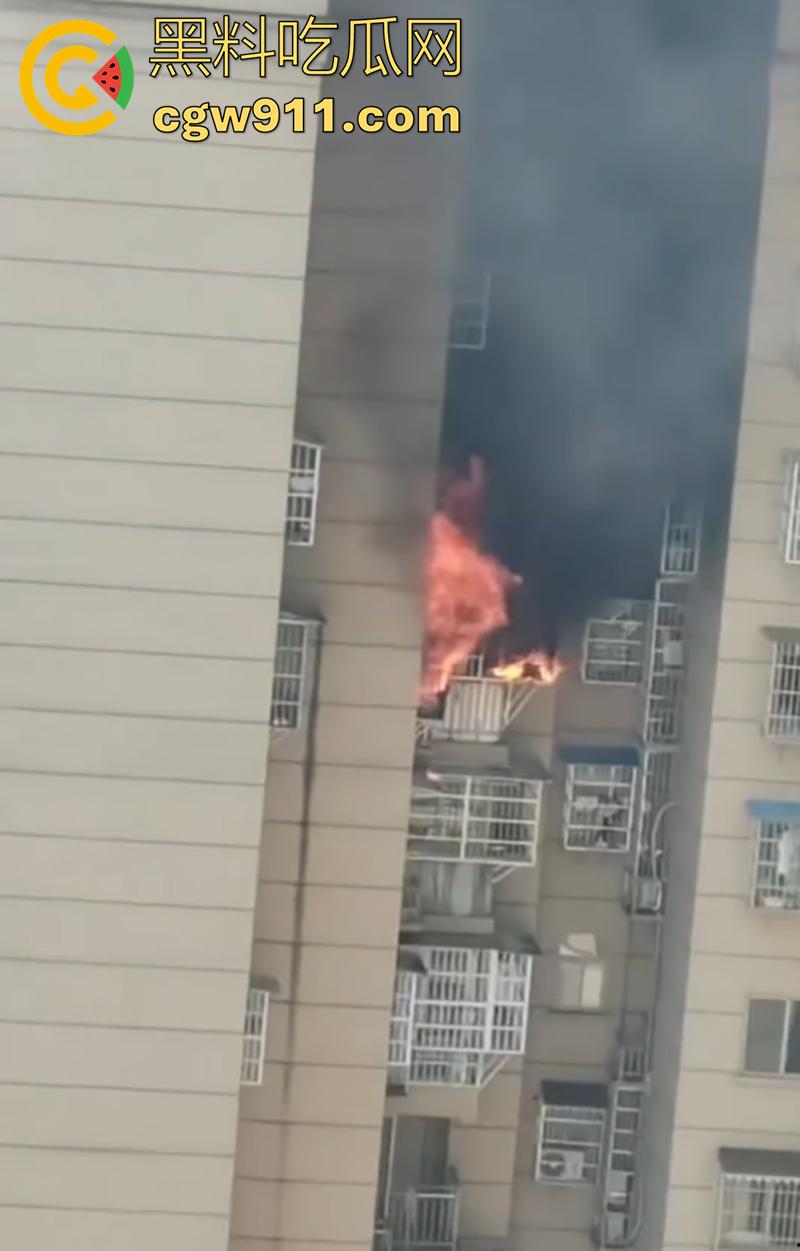 贵州铜仁松桃县特大火情，外滩小区三号楼烈火喷出，网传因家电起火导致，现场浓烟滚滚太可怕了！  第2张