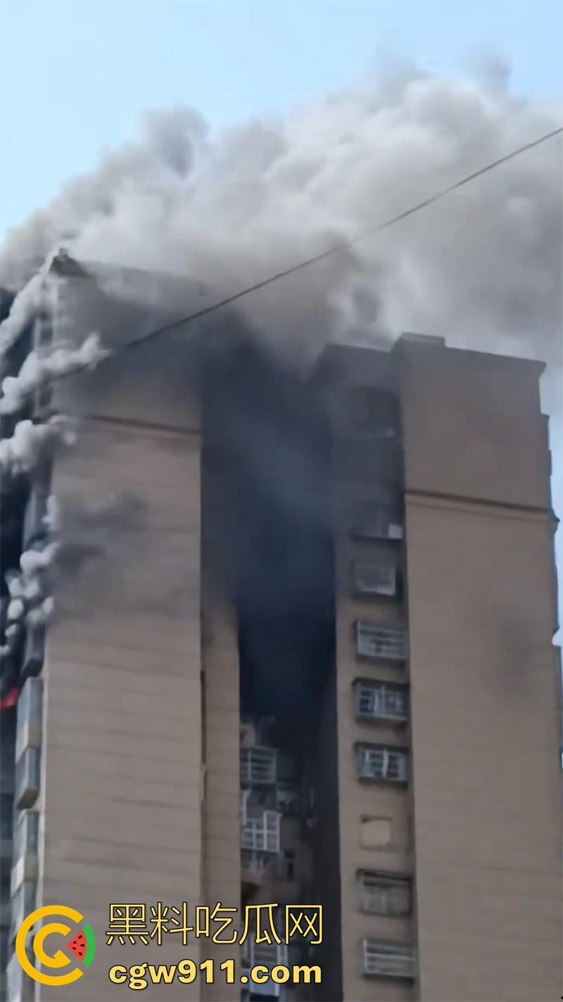 贵州铜仁松桃县特大火情，外滩小区三号楼烈火喷出，网传因家电起火导致，现场浓烟滚滚太可怕了！  第4张
