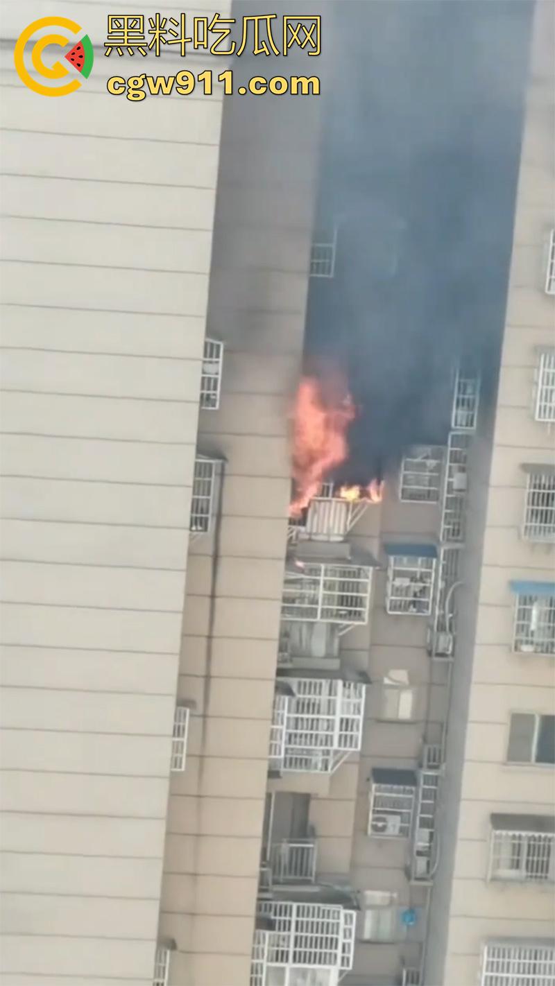 贵州铜仁松桃县特大火情，外滩小区三号楼烈火喷出，网传因家电起火导致，现场浓烟滚滚太可怕了！  第5张