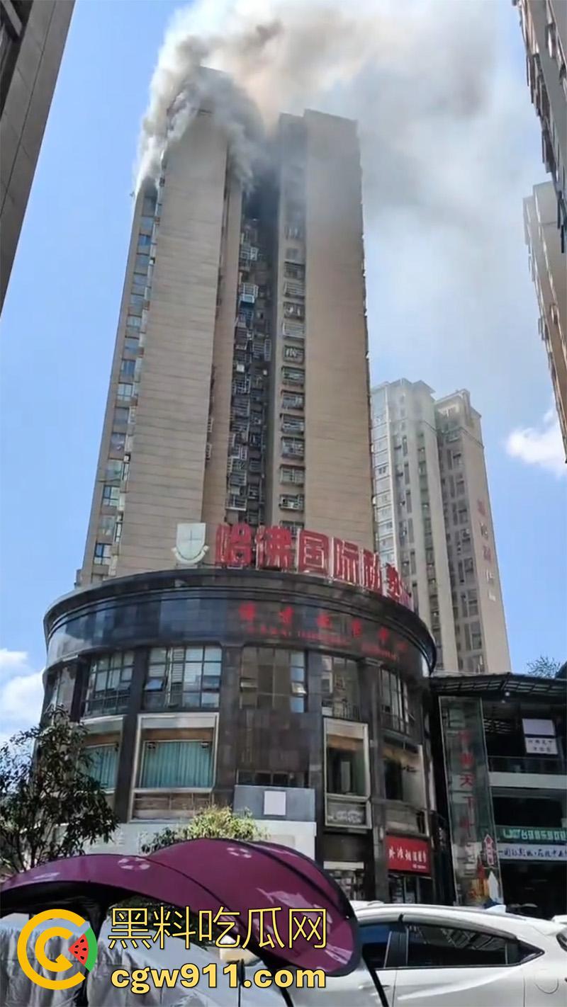 贵州铜仁松桃县特大火情，外滩小区三号楼烈火喷出，网传因家电起火导致，现场浓烟滚滚太可怕了！  第6张