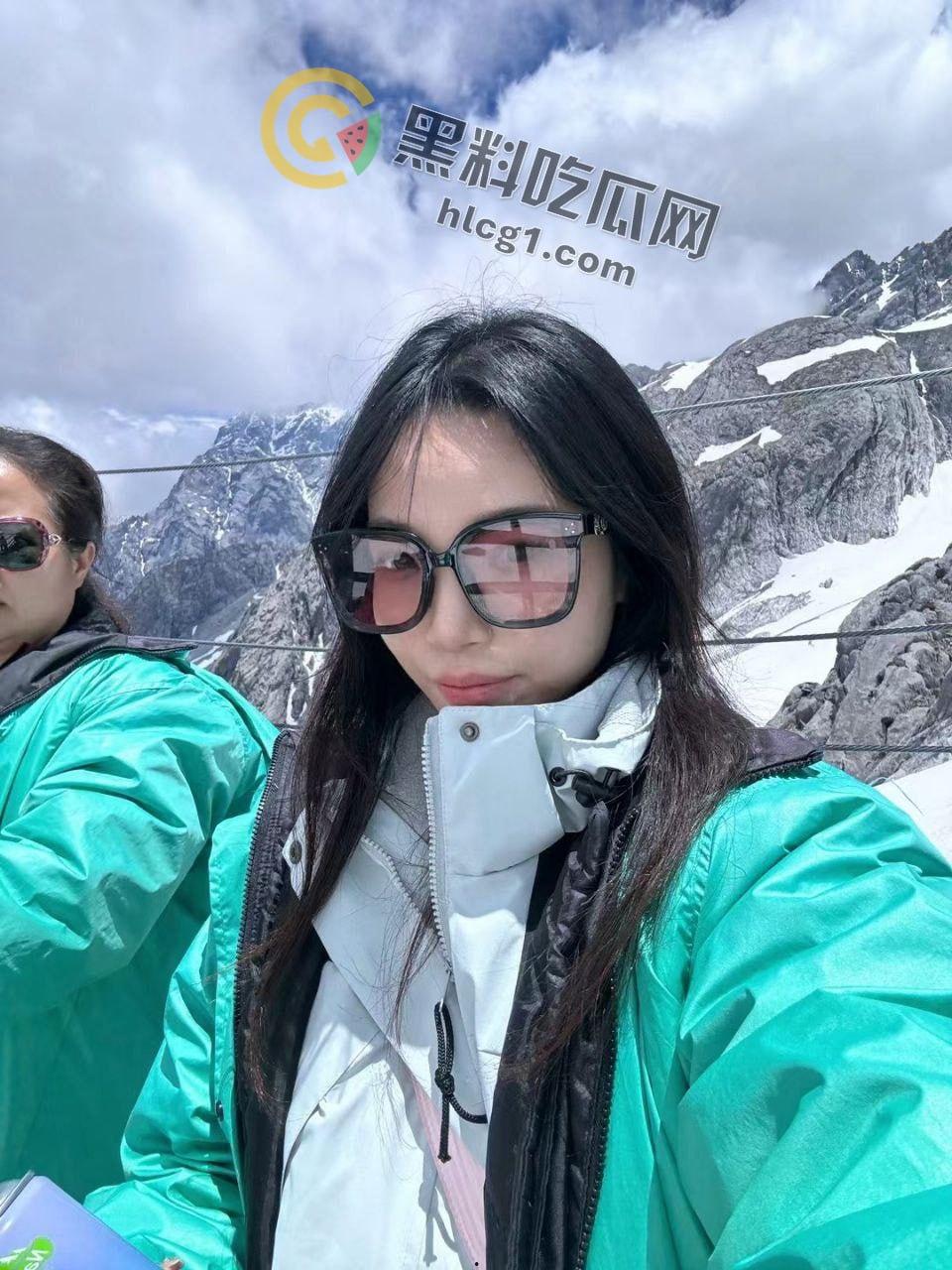 露出反差婊甜甜 「yiyii_01」大马路露出惊现，日常生活照与福利姬身份巨大反差引热议！  第2张