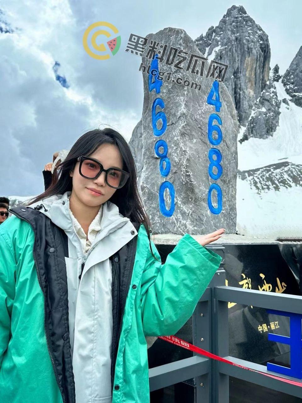 露出反差婊甜甜 「yiyii_01」大马路露出惊现，日常生活照与福利姬身份巨大反差引热议！  第3张