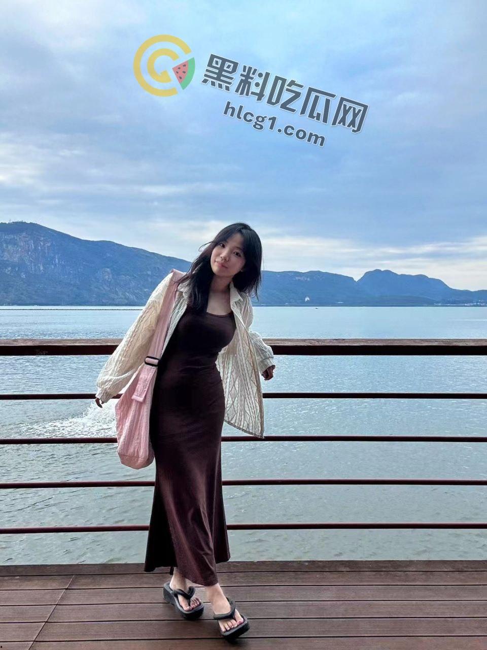 露出反差婊甜甜 「yiyii_01」大马路露出惊现，日常生活照与福利姬身份巨大反差引热议！  第4张