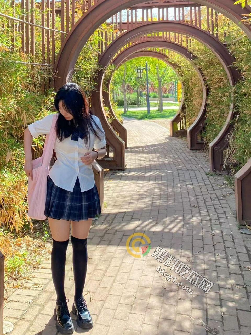 露出反差婊甜甜 「yiyii_01」大马路露出惊现，日常生活照与福利姬身份巨大反差引热议！  第5张