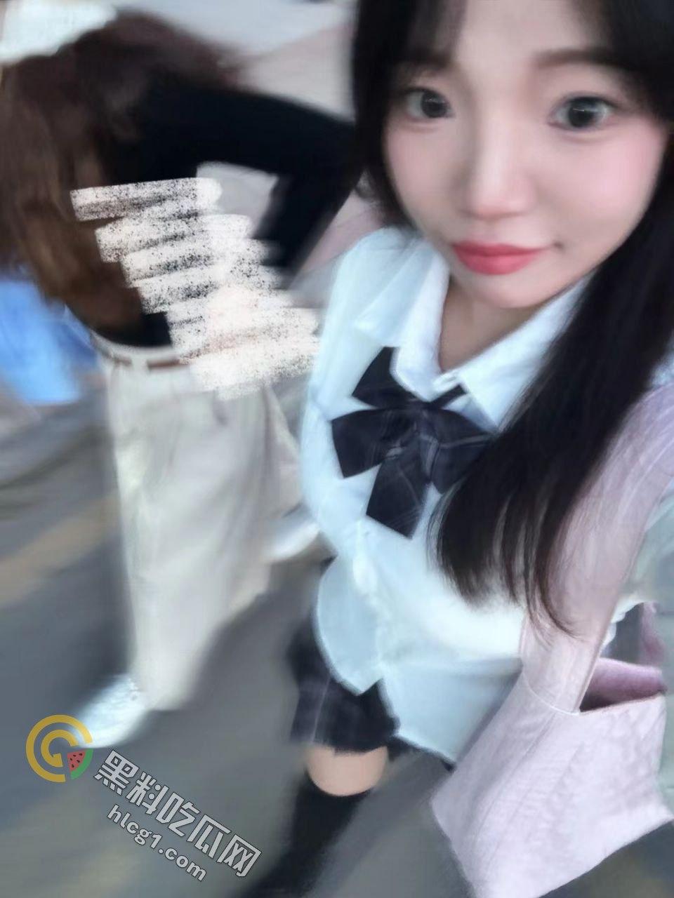 露出反差婊甜甜 「yiyii_01」大马路露出惊现，日常生活照与福利姬身份巨大反差引热议！  第7张