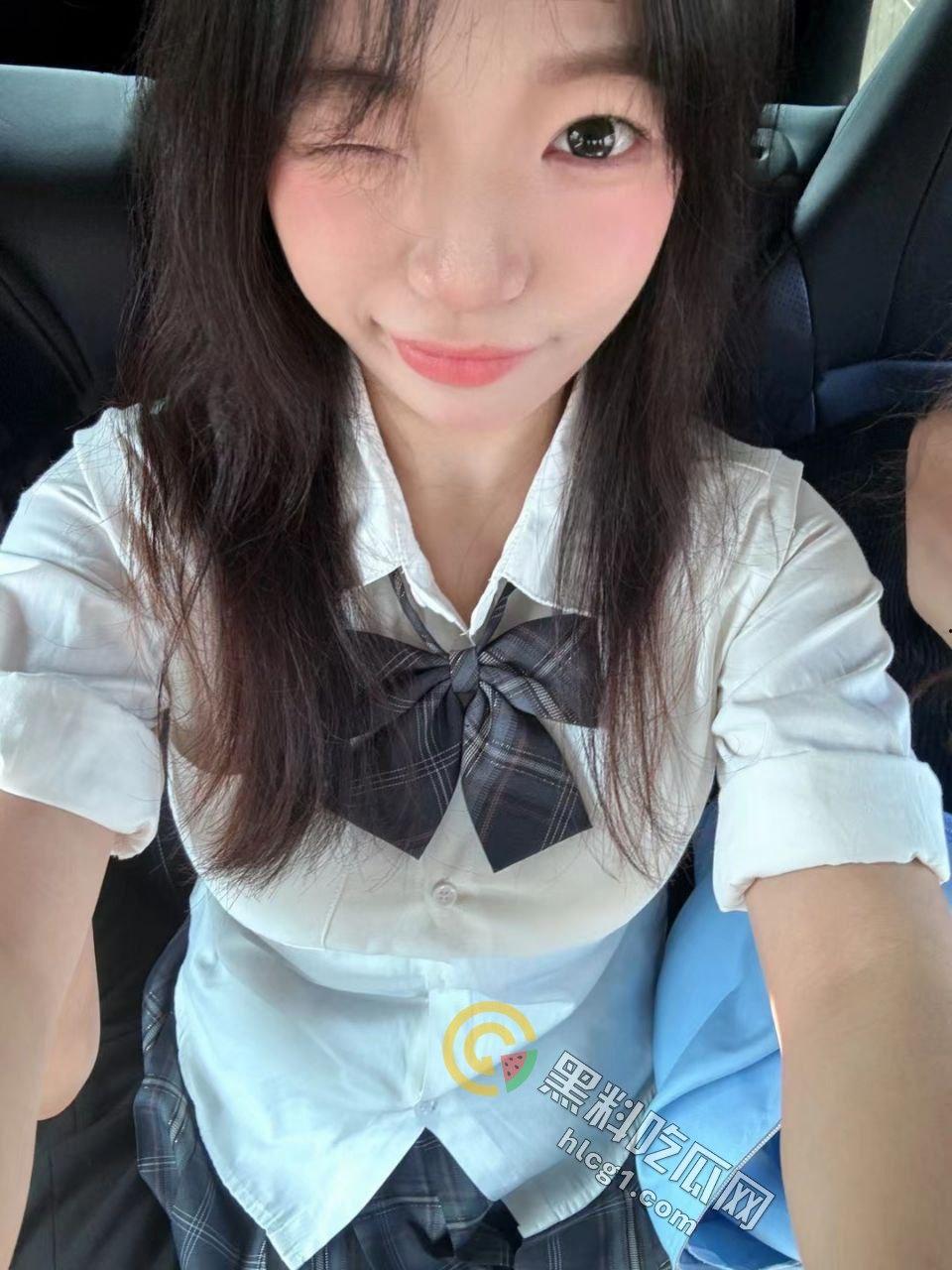 露出反差婊甜甜 「yiyii_01」大马路露出惊现，日常生活照与福利姬身份巨大反差引热议！  第8张