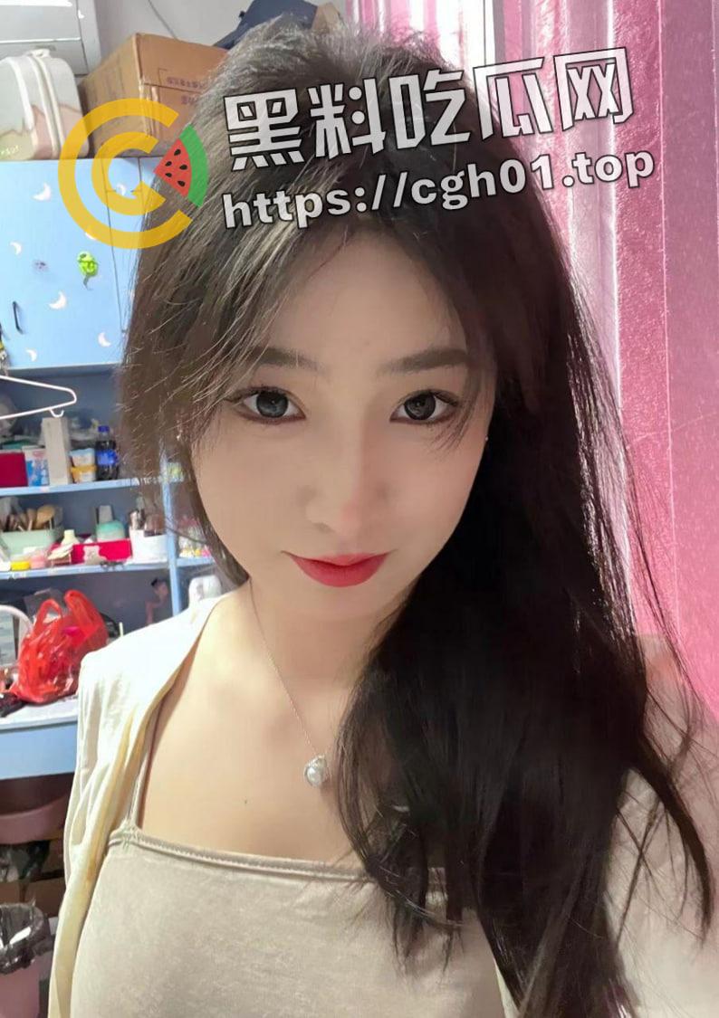 石河子大学研一学姐的反差日常被渣男流出 夺命大长腿和粉嫩翘臀 掰开小穴给你看  第1张