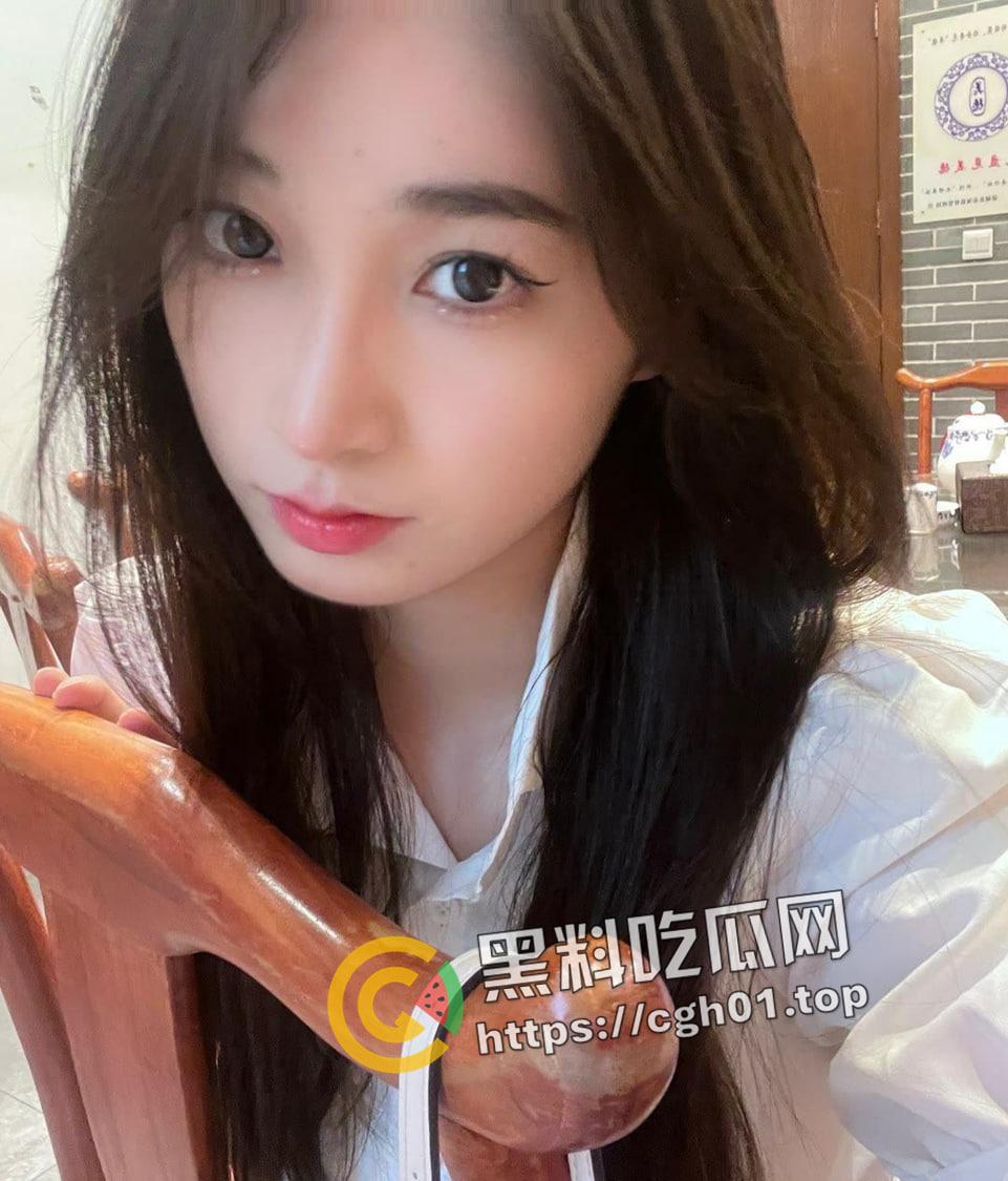 石河子大学研一学姐的反差日常被渣男流出 夺命大长腿和粉嫩翘臀 掰开小穴给你看  第2张