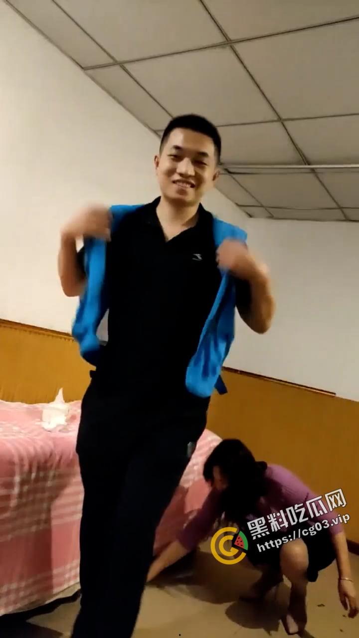 外卖小哥百忙之中 还不忘来小巷寻找妈妈的味道 风韵犹存的熟女被插得逼肿还不射  第9张