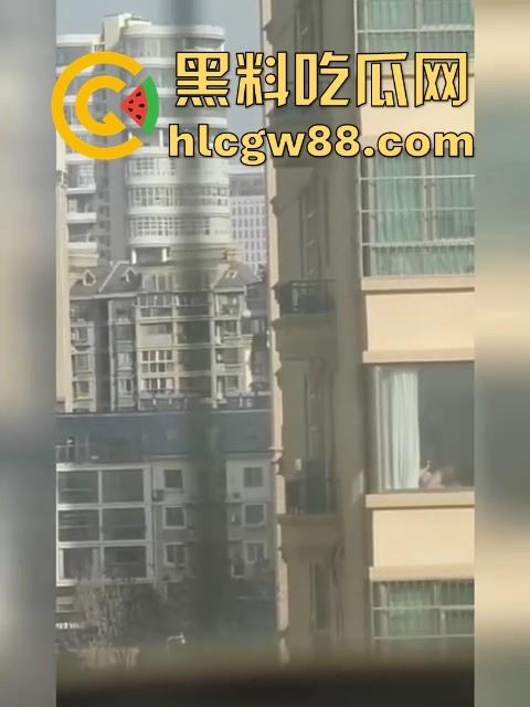 骚货人妻大胆做爱，高楼层 开窗帘让人欣赏，女的还挺主动的一直是骑乘位，看得人心痒痒！  第4张