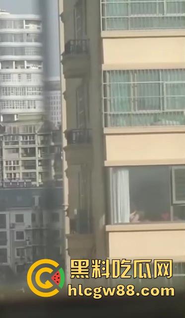 骚货人妻大胆做爱，高楼层 开窗帘让人欣赏，女的还挺主动的一直是骑乘位，看得人心痒痒！  第5张