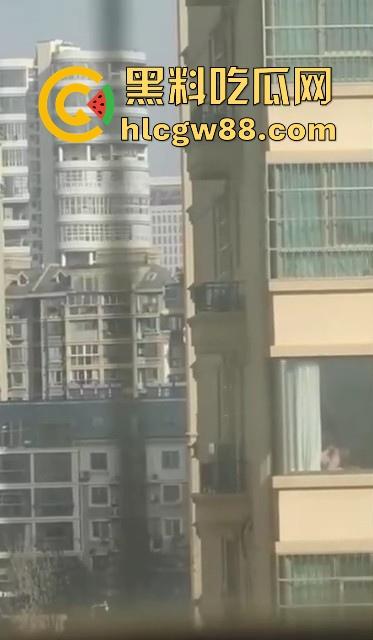 骚货人妻大胆做爱，高楼层 开窗帘让人欣赏，女的还挺主动的一直是骑乘位，看得人心痒痒！  第6张