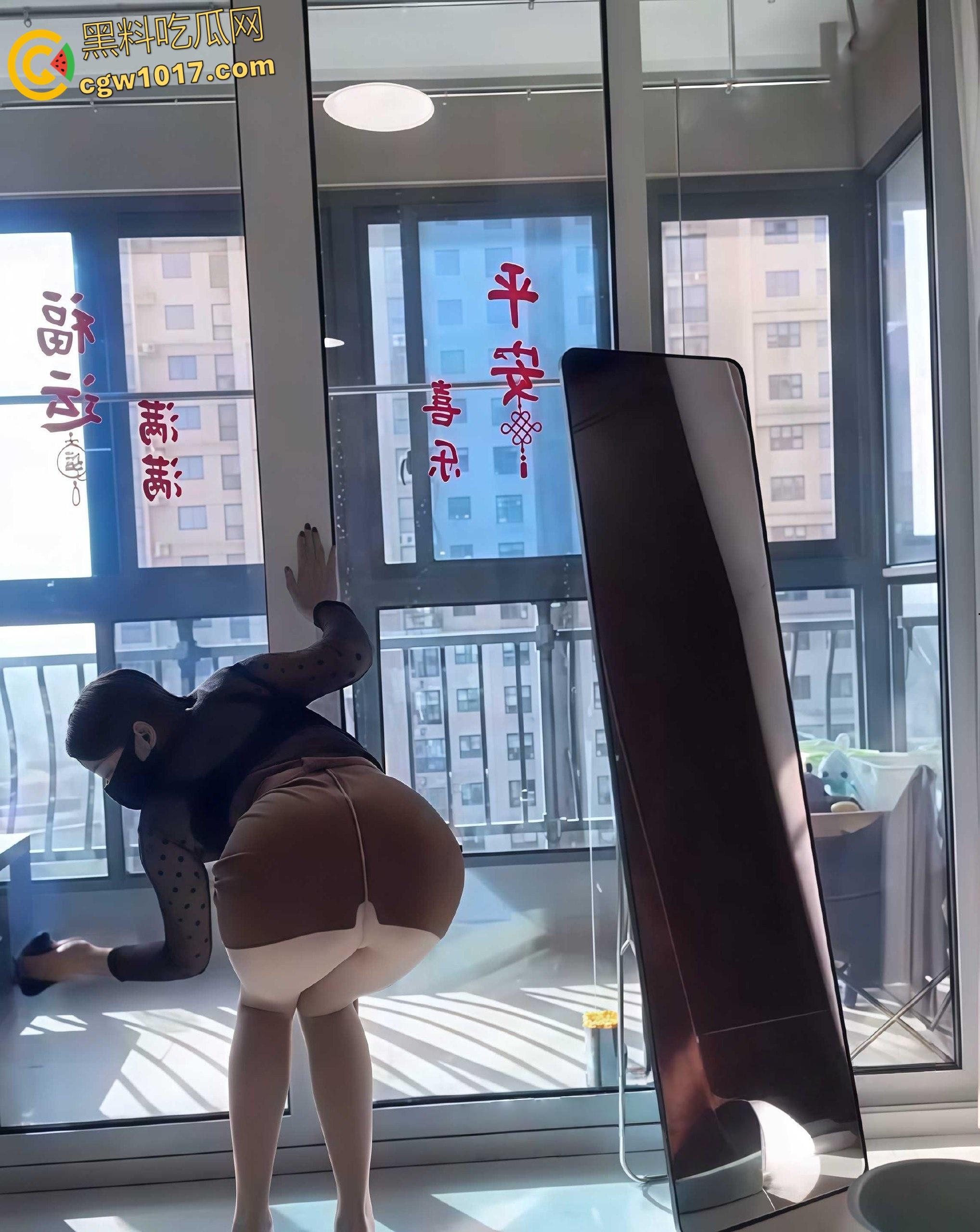 抖音巨乳宝妈【甜甜妈妈】，大尺度福利视频流出，对镜揉奶掰穴自慰特写，巨乳肥臀尽显少妇风情 ！  第4张