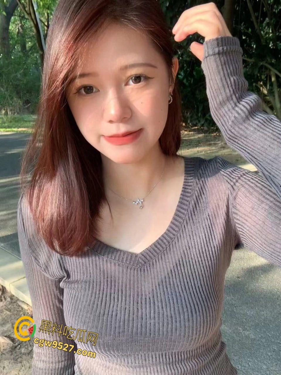 带妹妹去公园遛狗，饥渴的妹妹主动挑逗撩骚，在小树林激情野战，无套内射粉嫩蝴蝶，浪叫销魂酥耳！  第1张