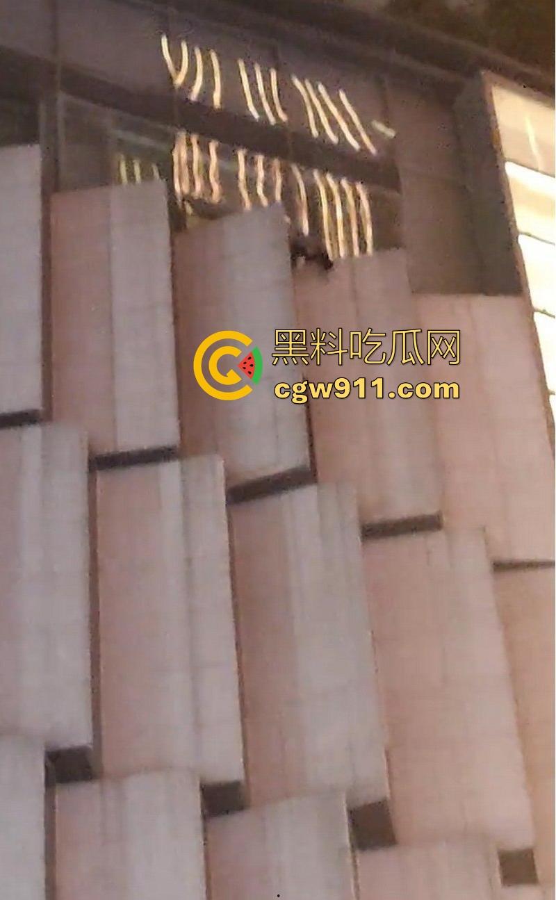 国庆假期长沙五一广场惊现男子跳楼！坐在边沿楼顶，准备一跃而下，楼下无数人围观，现场目击视频流出！  第4张