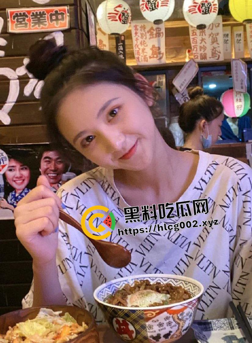 甜美女大学生私密视频被前男友流出  撅着小嘴被操到翻白眼 一脸嫌弃的被颜射 极品反差婊 第2张