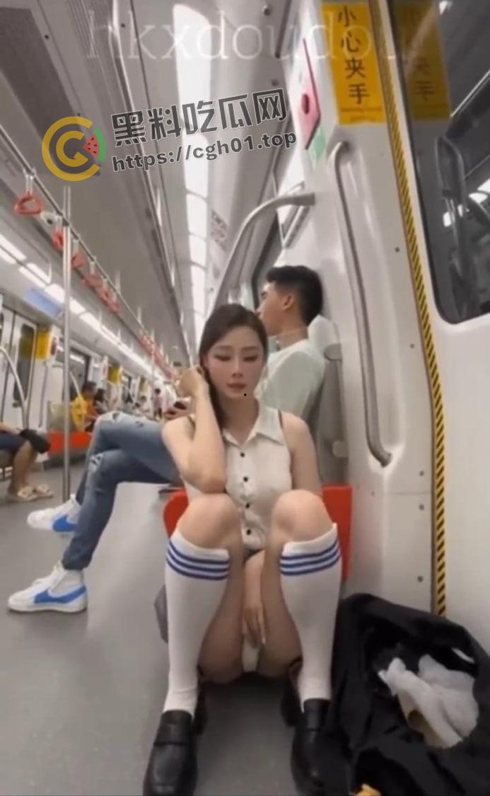抖音网红【小逗逗】勇闯厦门一号线玩露出 粉白内裤美鲍微露  第5张