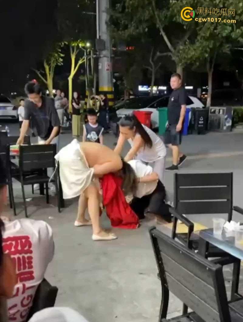 原配小三当街互殴名场面，激烈扭打互相撕扯，衣服扒光露出雪白肉体，彪悍战斗力引得路人围观 ！  第1张